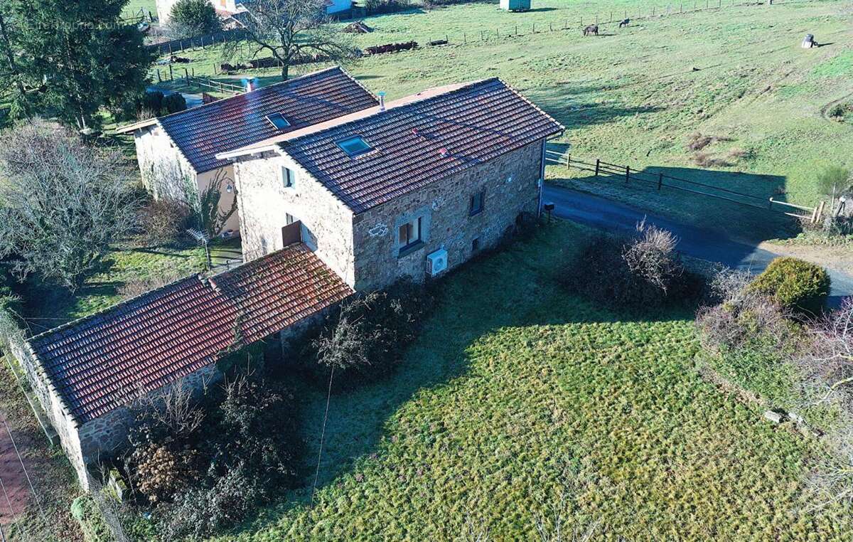 Corps de ferme sur 990 m² de terrain - photo 3