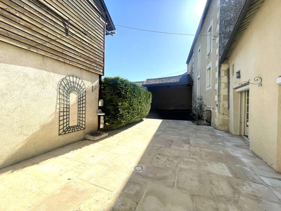 Maison de caractere avec dependances // centre bourg mirebeau - photo 6