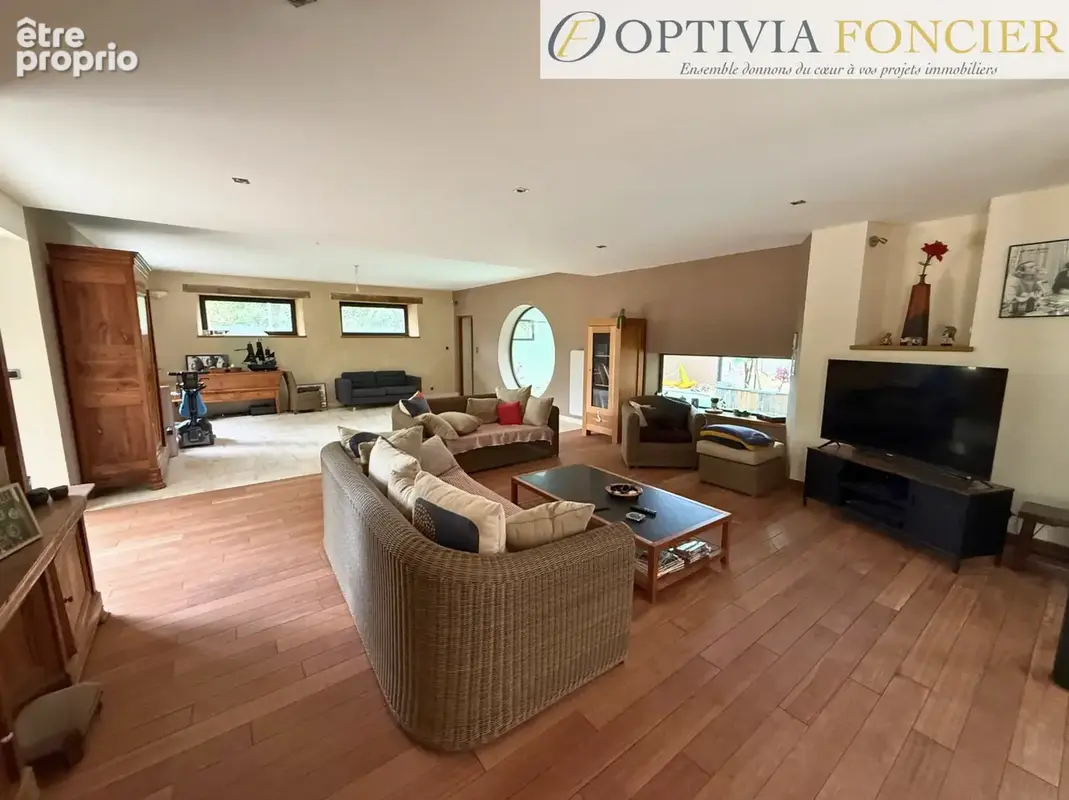 Propriété T7 395 m2 - 6 300 m2 de terrain - 5 garages - Piscine intérieure chauffée - photo 8