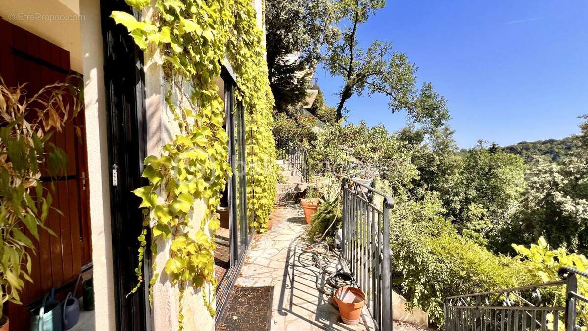 VENCE – Quartier résidentiel très recherché de l'Ara – Élégante villa familiale avec piscine, ascenseur et fort potentiel de div - photo 23
