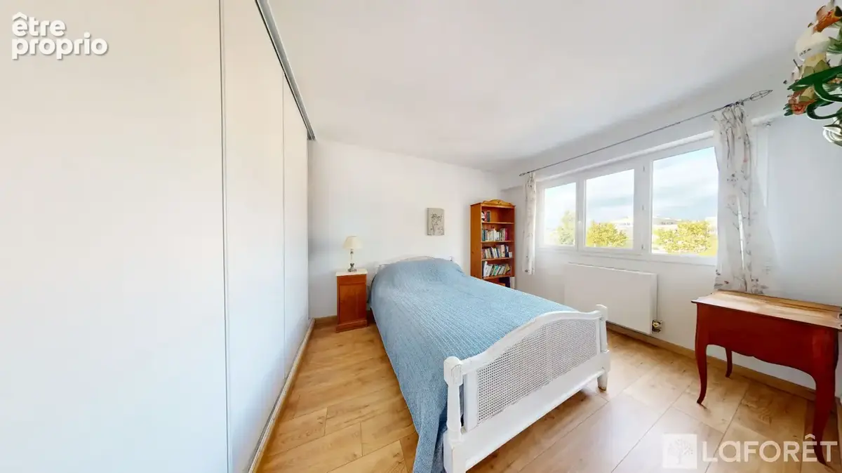Bel appartement T3 avec terrasse plein sud , proche mer et commerces . - photo 3