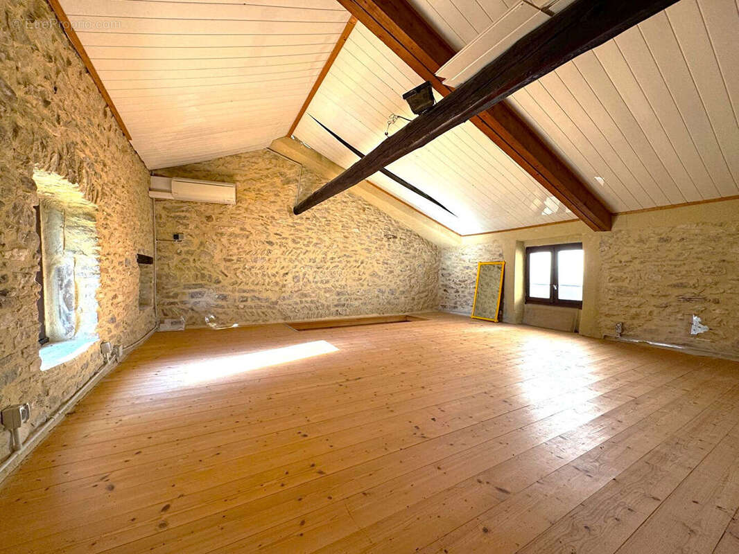 Appartement à BAGNOLS-SUR-CEZE