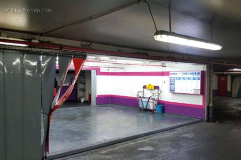 375 - Autre à PARIS-8E