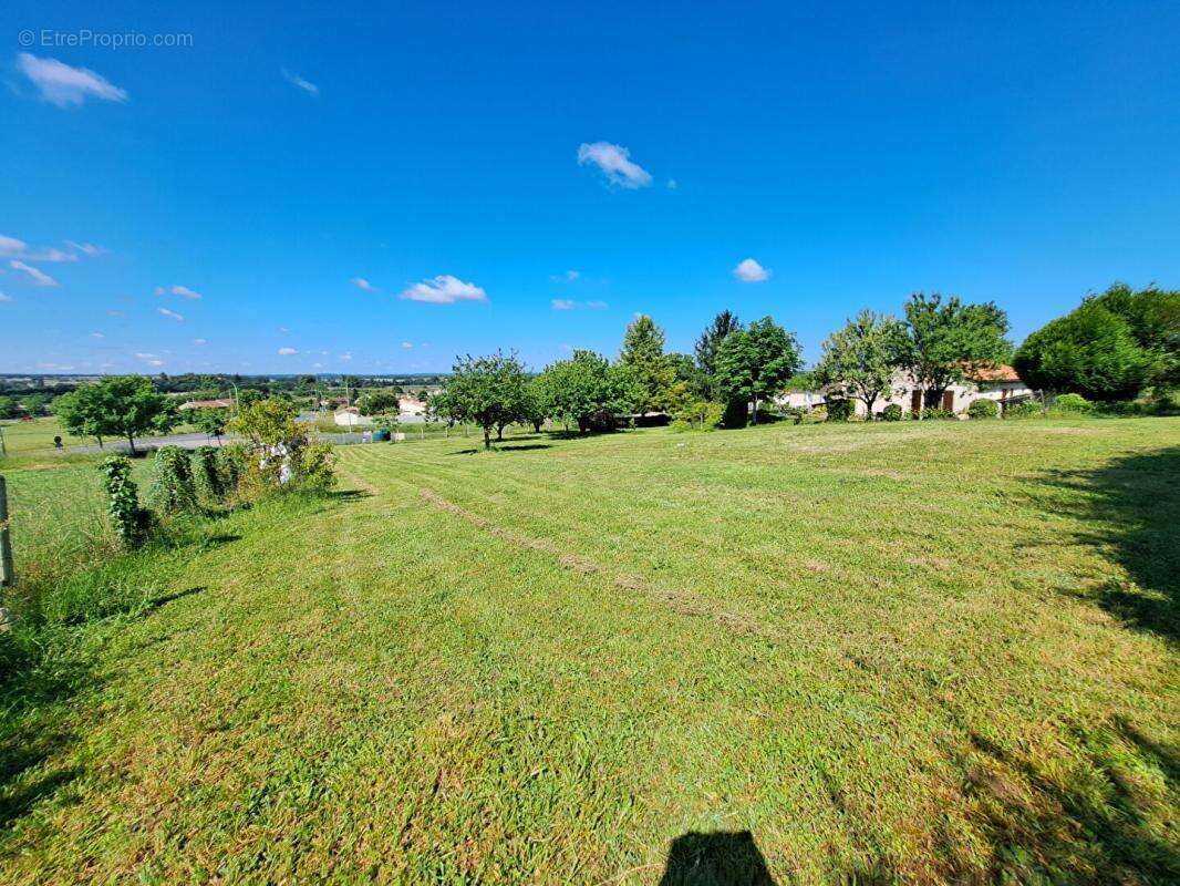 Terrain à LA COURONNE