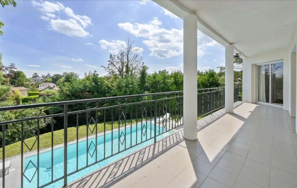Maison Ecully Tronchon.1650000. 7 pièce(s) 286 m2 .5 chambres .terrain 1890m2.piscine.jardin - photo 3