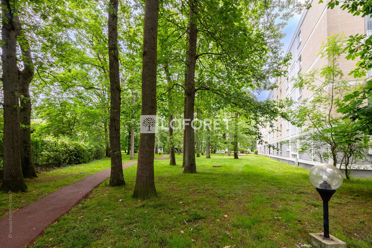 Appartement 3 pièces de 57 m² à rénover ? 1er étage avec Logia - photo 4