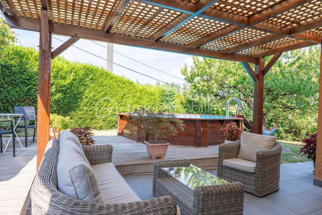 Maison Familiale de 125m² sur les hauteurs de Renage, au calme, dans un cadre verdoyant ! - photo 4