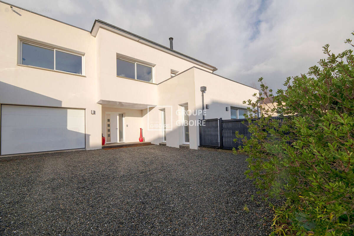 Maison à MONTGERMONT