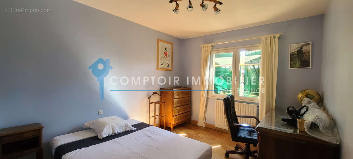 Collines - secteur residentiel - spacieuse villa 5 chambres avec piscine et dependances - photo 17