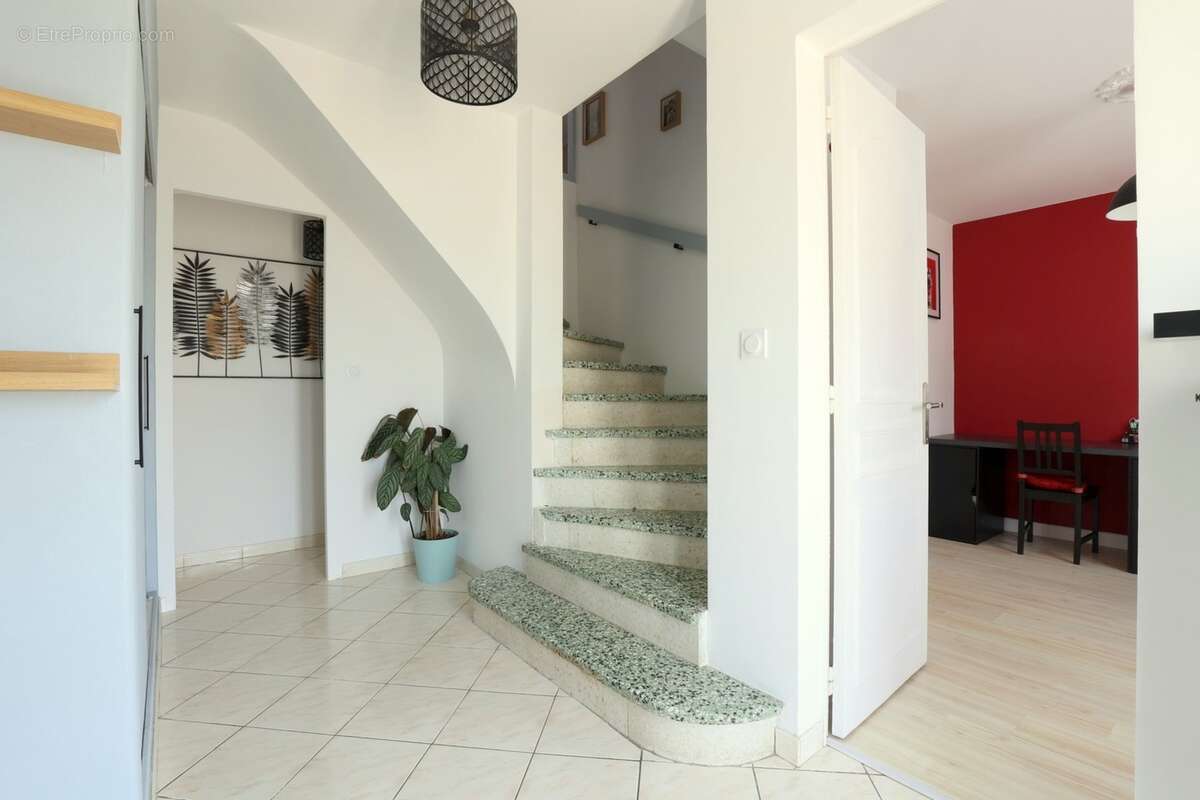 Maison à vendre 6 pièces avec garage en sous sol et jardin plat SAINT MARTIN SUR LE PRE (51) - photo 3