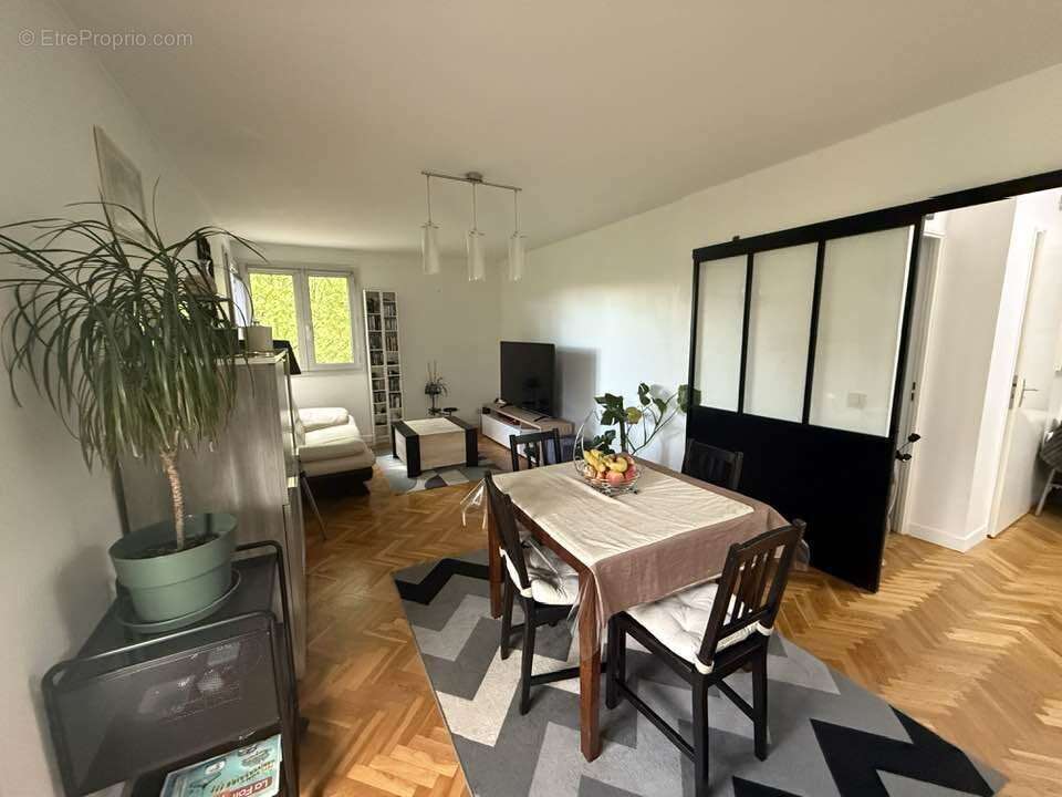 Appartement à SAINTE-GENEVIEVE-DES-BOIS