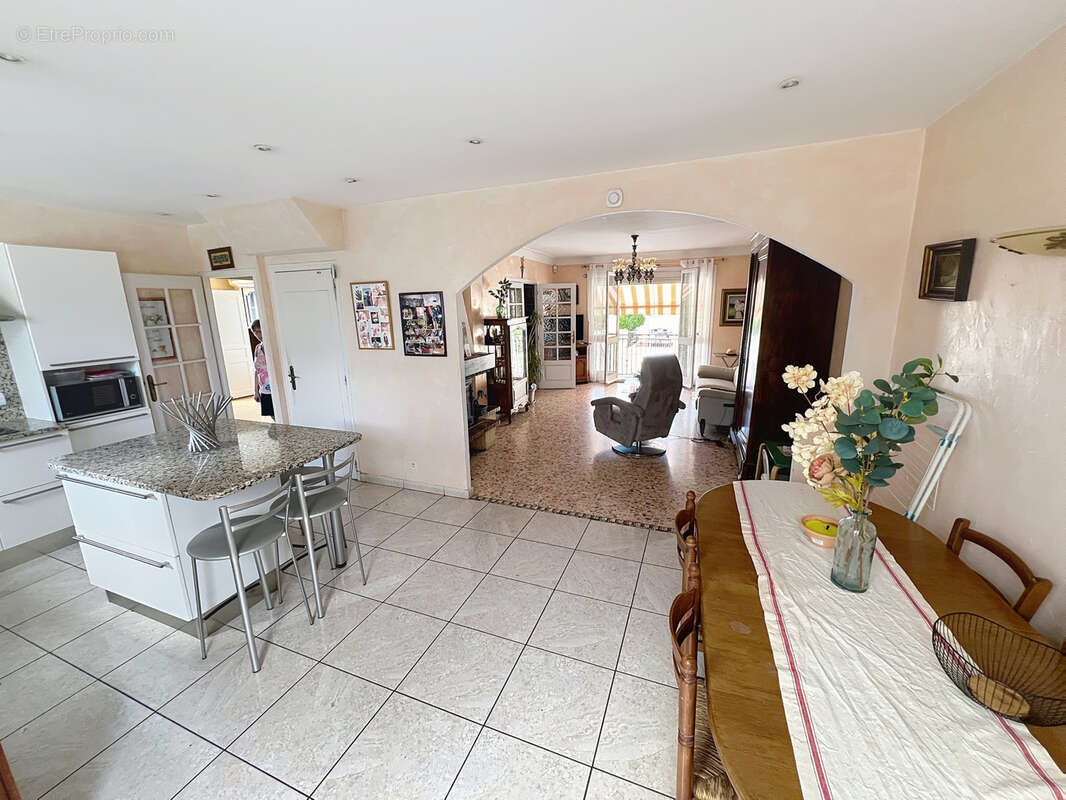 Secteur residentiel - villa 3  faces 170 m2 hbts  sur 441 m2 de terrain  - - photo 2