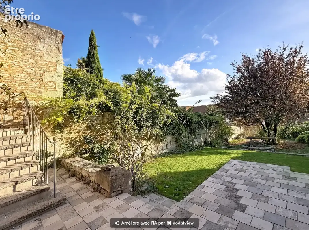 ANGOULEME belle maison de ville rénovée avec beaucoup de caractère offrant terrasses jardin et petit garage. - photo 2