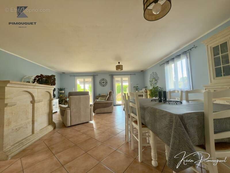 Maison à MOULIETS-ET-VILLEMARTIN