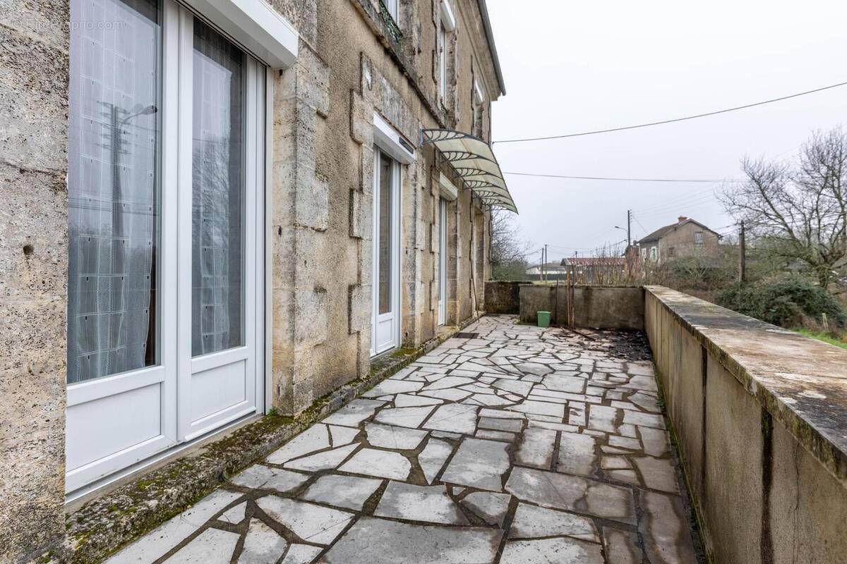 Photo 1 - Maison à JAVERLHAC-ET-LA-CHAPELLE-SAINT-ROBERT