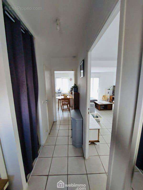 L&#039;entrée avec placard distribue ... - Maison à ATHIES-SOUS-LAON