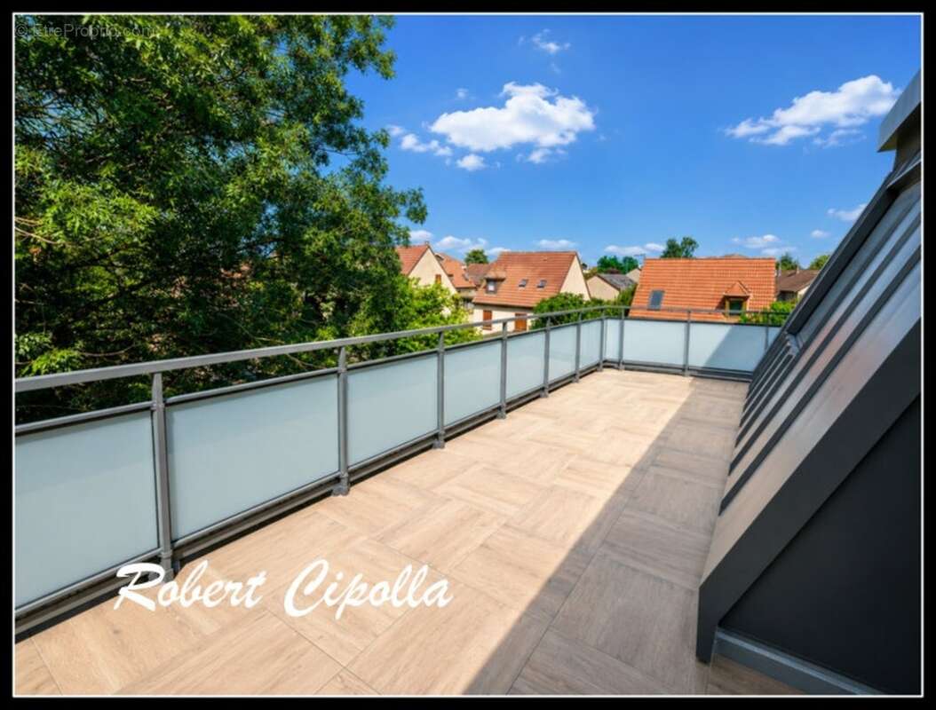 Attique T2 Metz _51,5m²_très grande terrasse de 41m² parking inclus + garage + cuisine équipée - photo 2