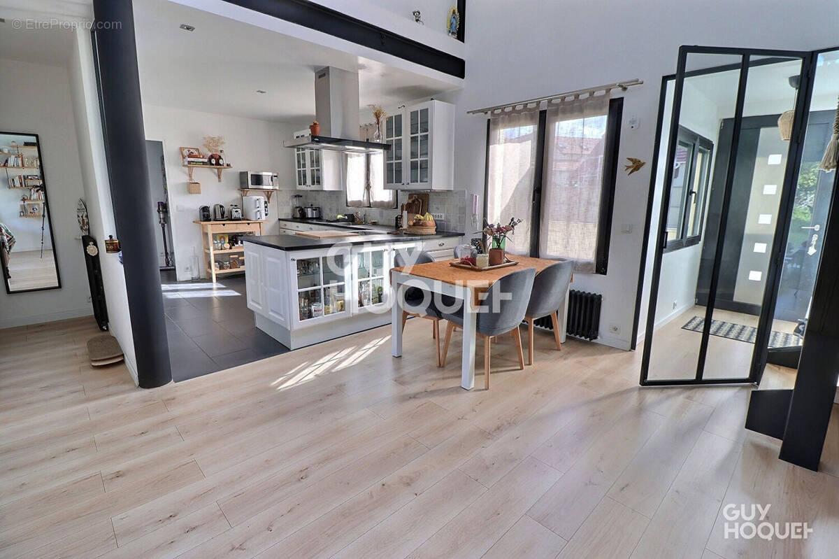 Maison à SAINTE-GENEVIEVE-DES-BOIS