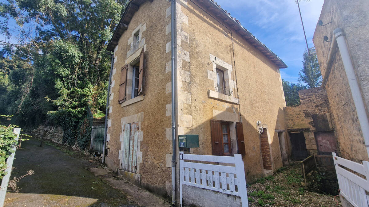 Maison à LUSIGNAN