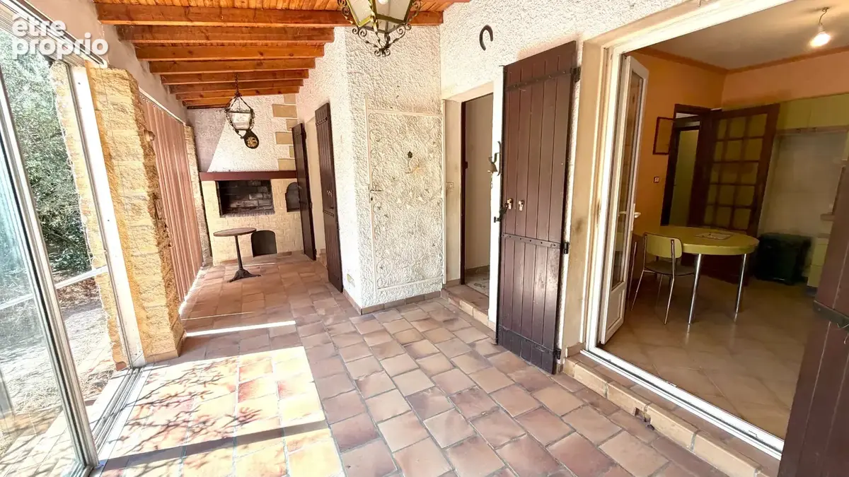 Maison de plain pied sur 428 m² de jardin clos et arboré. - photo 4