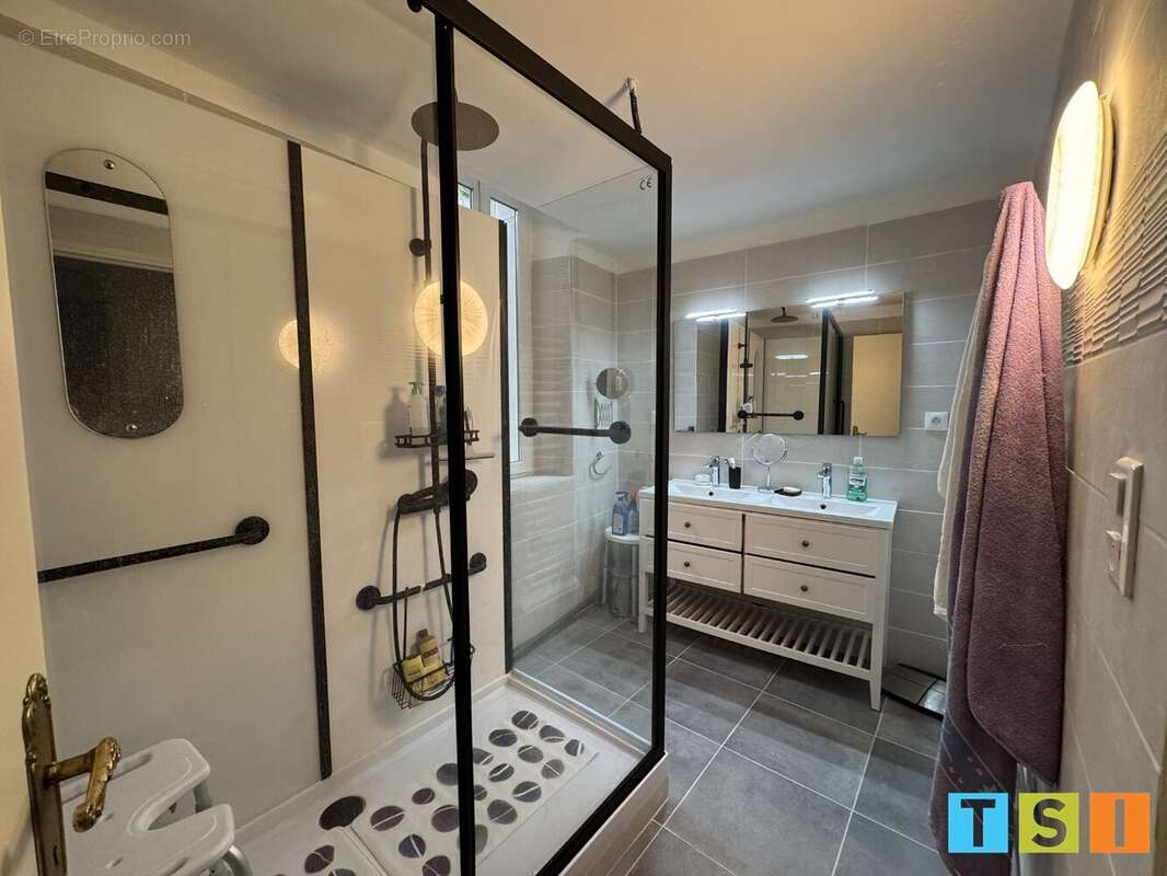 Au cur de Miramont-de-Comminges - ensemble immobilier - maison de caractère de 135 m² - vaste local commercial 100 m² sur 593m² - photo 6
