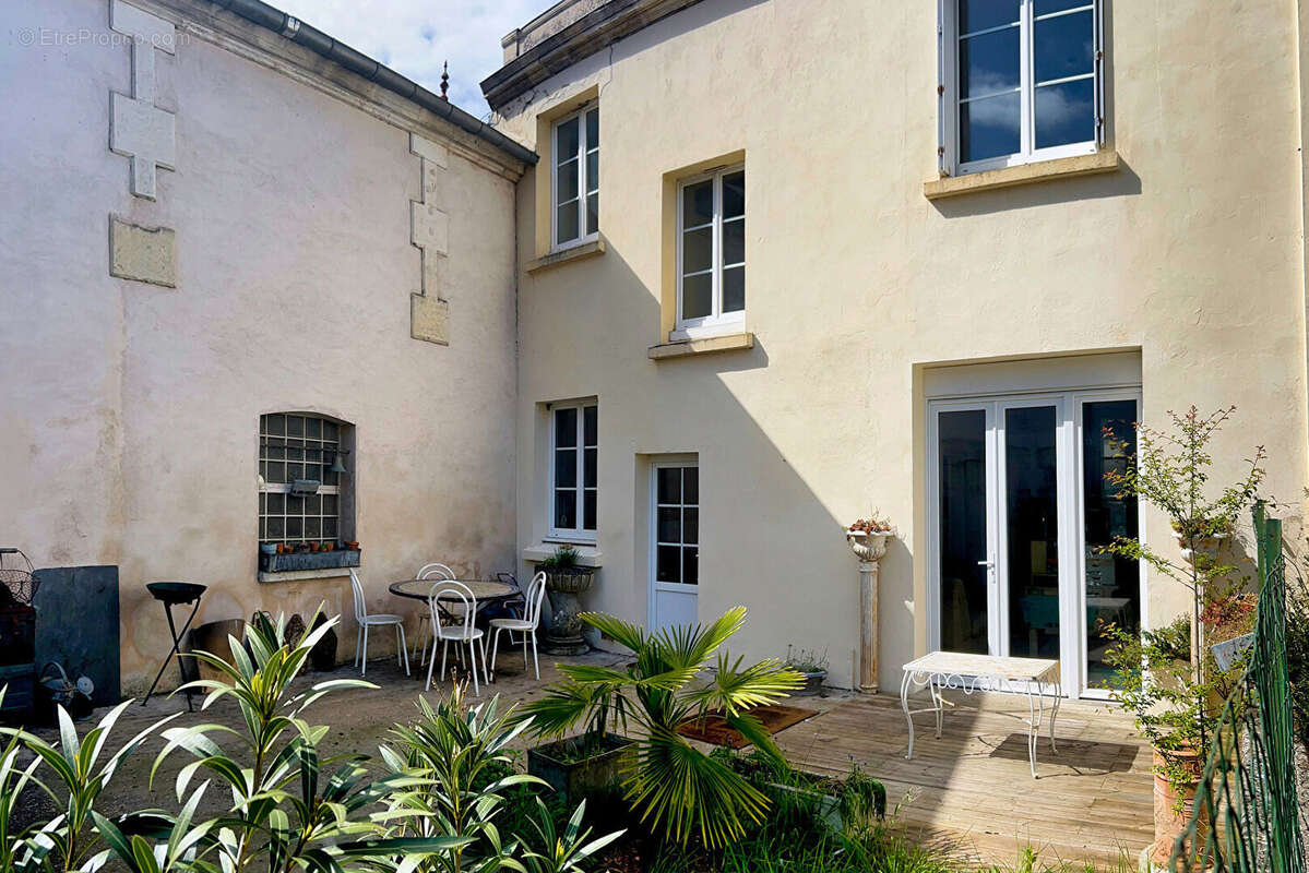Appartement à SAINT-JEAN-D'ANGELY
