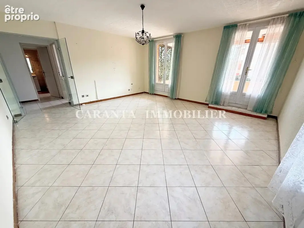 Appartement T3 d’angle à rénover avec cave et parking   Centre-ville de Sainte-Maxime - photo 4