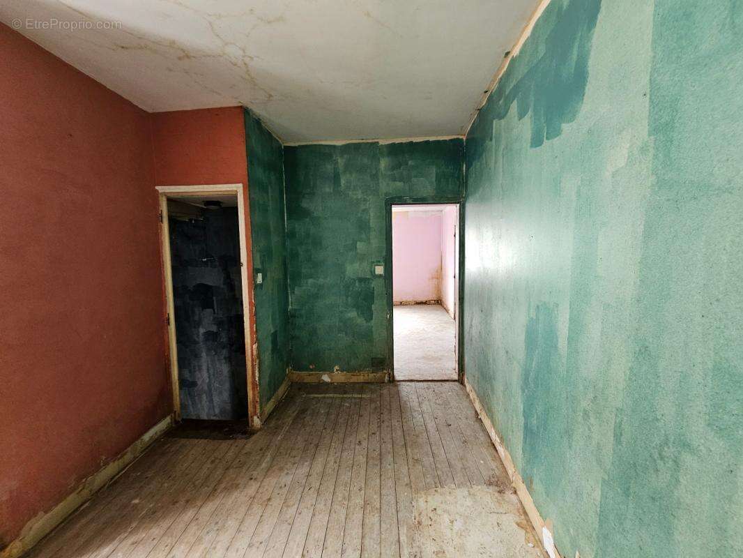 Maison de 100 m² avec 50 m² de comble ammenagable et grange de 26 m² le gond pontouvre (16) - photo 7