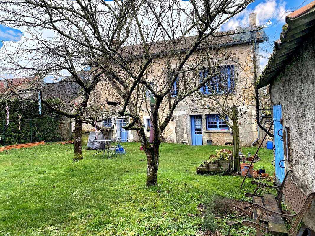 Une belle maison avec dépendances et jardin proche d'une grande ville - photo 2