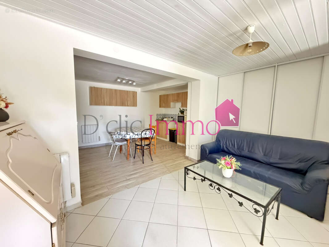GIVRAND - Maison de 278m2 comprenant trois appartements - terrain clos de 2156 m2 - photo 12