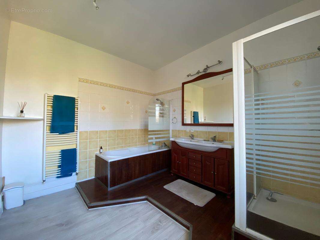 Maison à AMBARES-ET-LAGRAVE