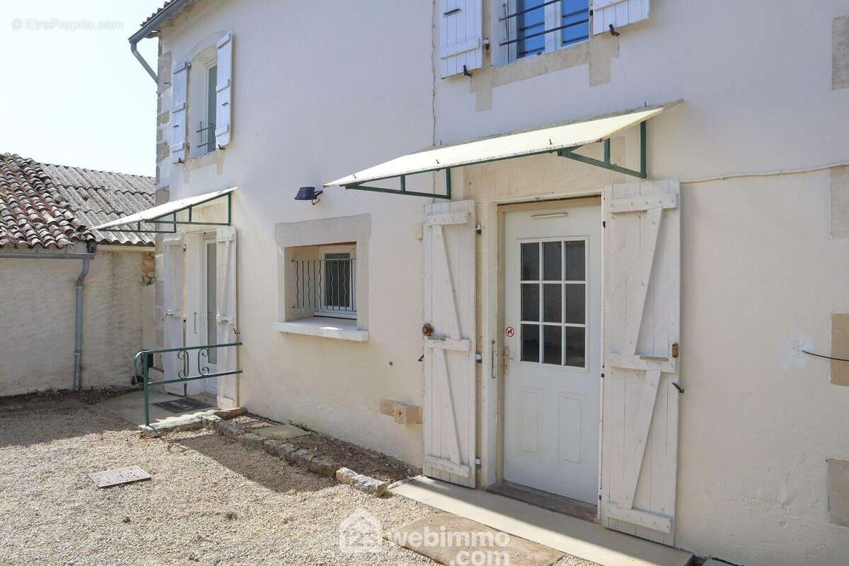 Protégée par une marquise, - Maison à CHAUVIGNY