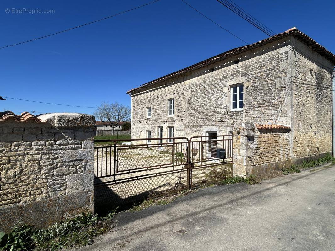 Maison à CHEF-BOUTONNE