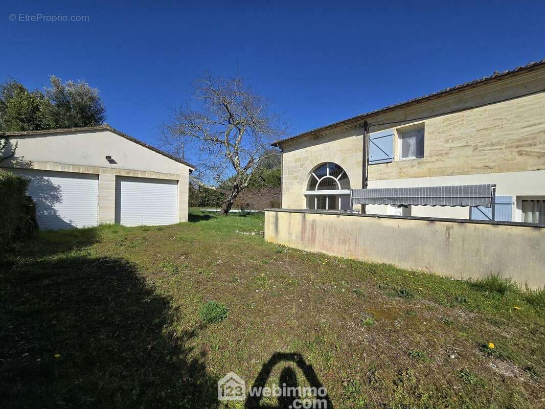 Une partie louée et un double garage - Maison à SADIRAC