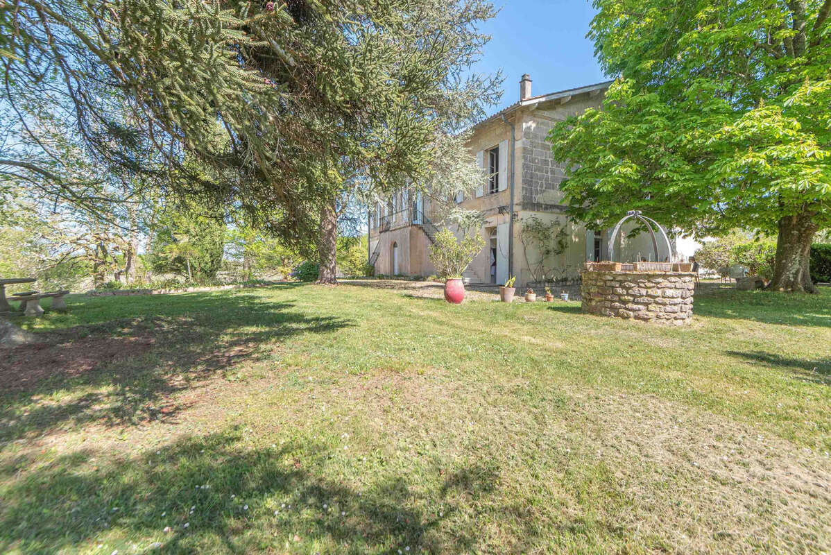 Ancien chateau viticole - potentiel 585 m2 surface habitable - 7 hectares - photo 3
