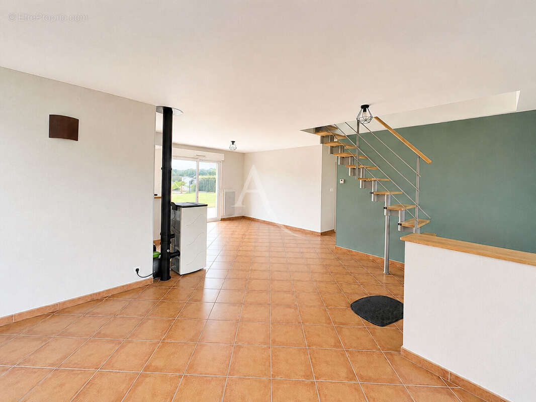 Vivy - Maison de plain-pied 113 m² - 5 chambres - Jardin et garage - photo 3