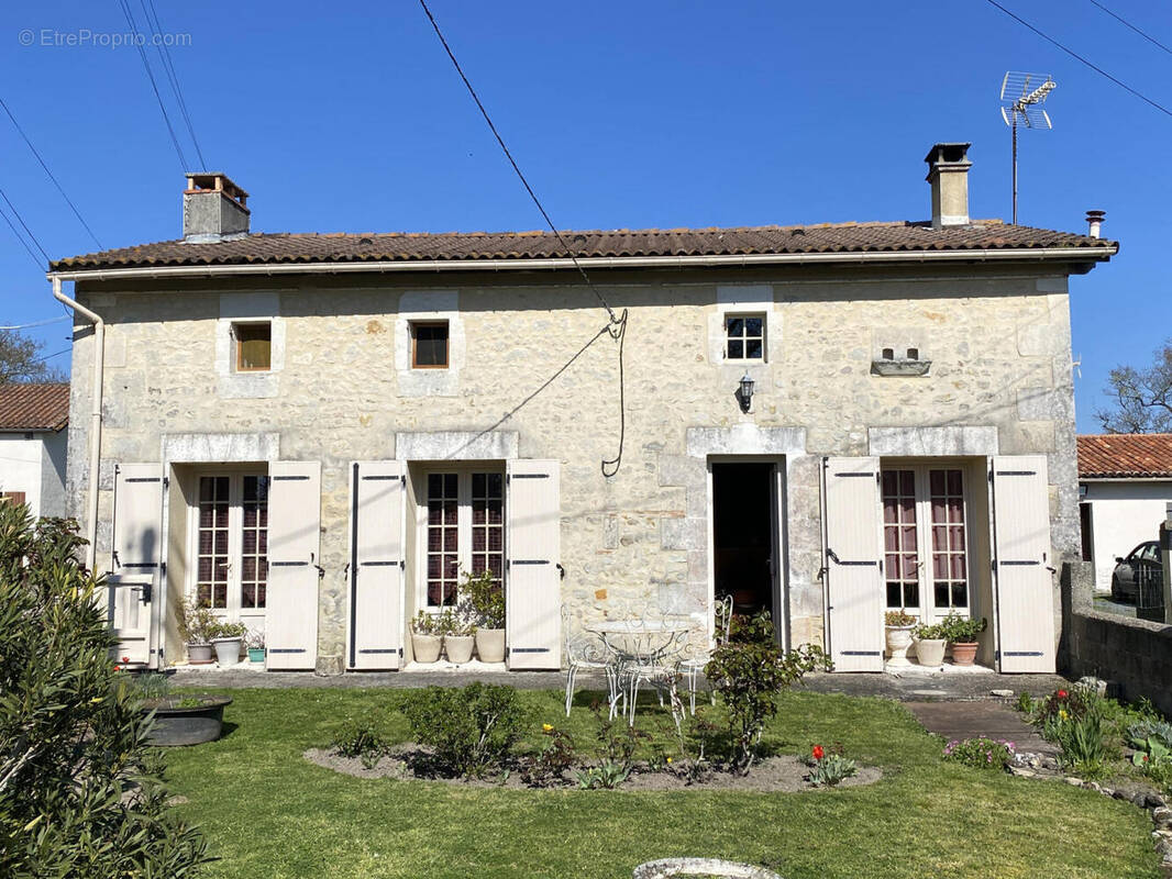 facade (1) - Maison à BROSSAC