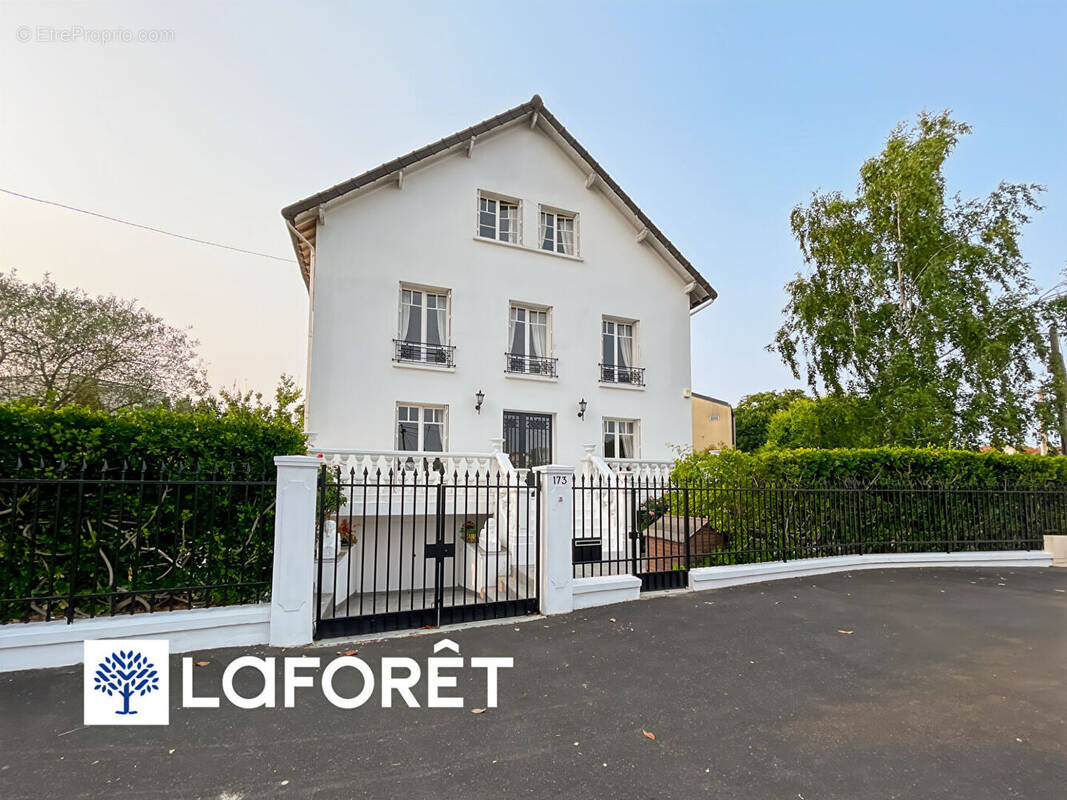 Maison à SAINTE-GENEVIEVE-DES-BOIS