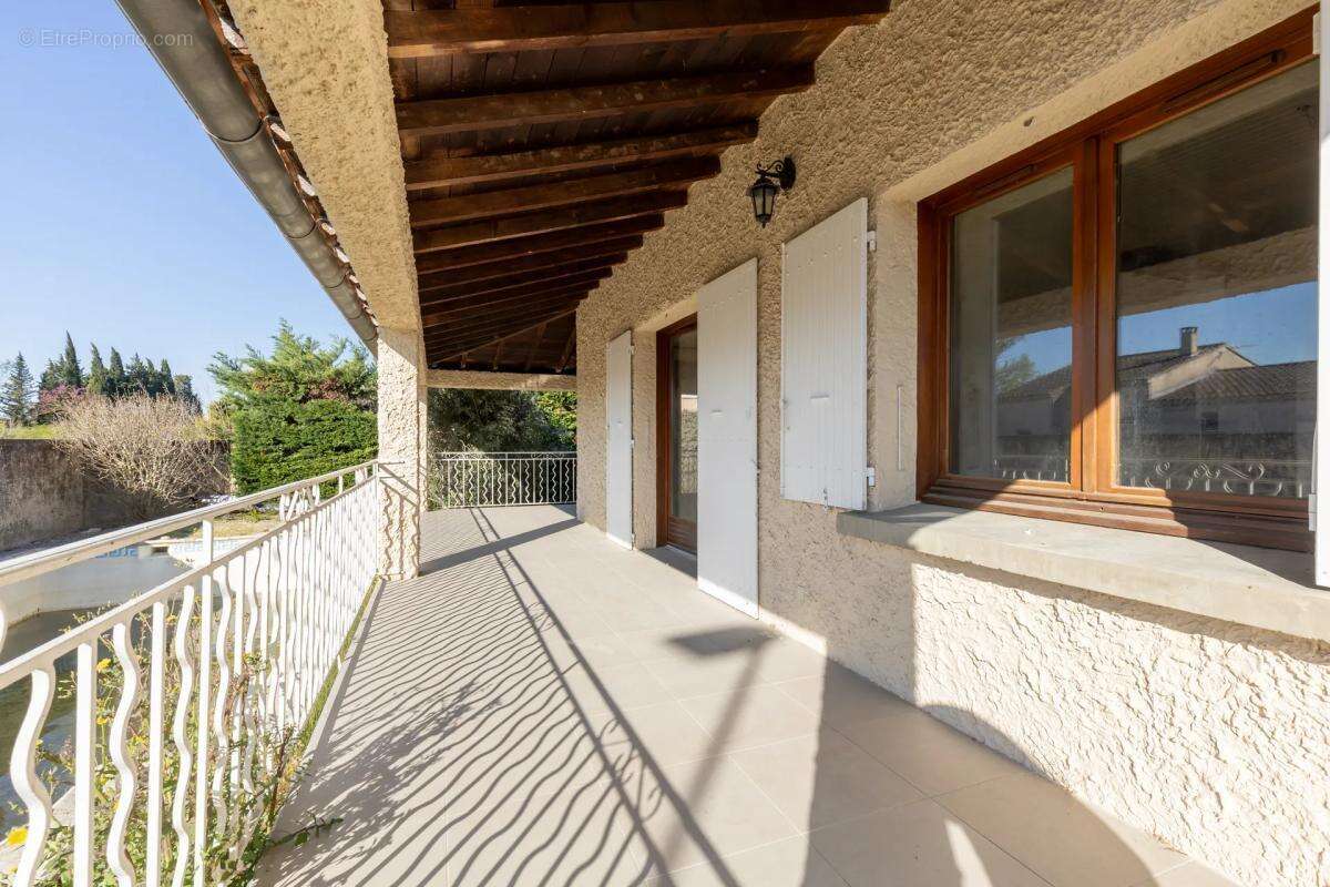 Maison à ENTRAIGUES-SUR-LA-SORGUE