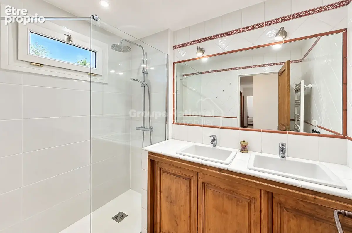 Maison de plain-pied avec jardin paysager et piscine - Secteur calme et recherché - photo 8