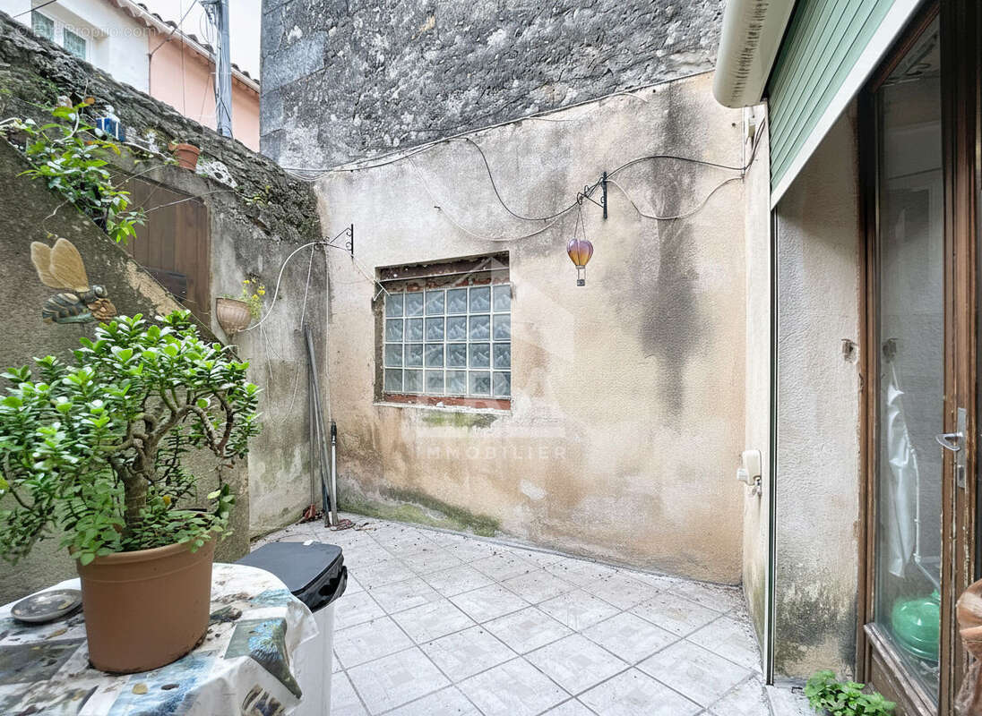 Maison à SAINT-MITRE-LES-REMPARTS