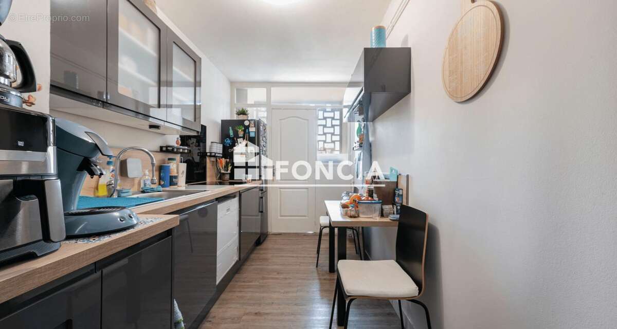 Salon de Provence , 3 pièces , loggia, cave, stationnement , idéal investissement locatif ! - photo 5