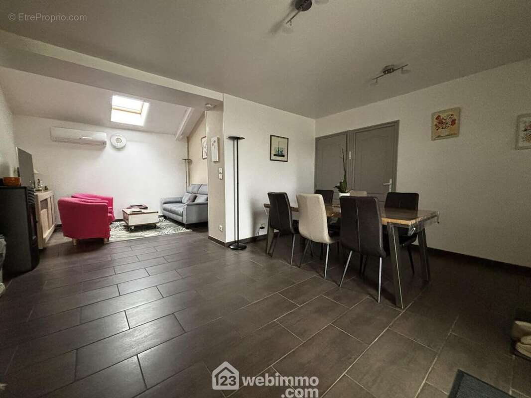 Une pièce lumineuse de 32 m2 avec poêle à granulés, - Maison à CHATELLERAULT