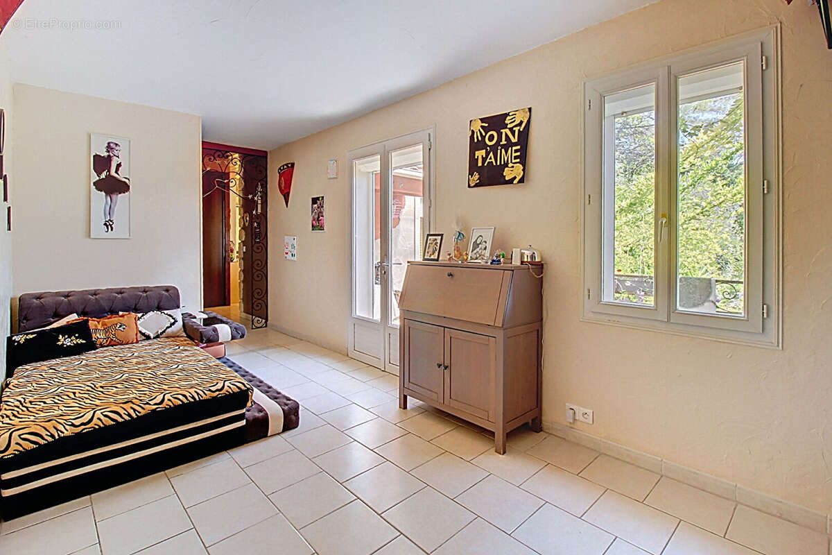 À VENDRE EN EXCLUSIVITÉ - CALLAS Maison 4 chambres avec piscine et grand terrain de 3205 m² - photo 9