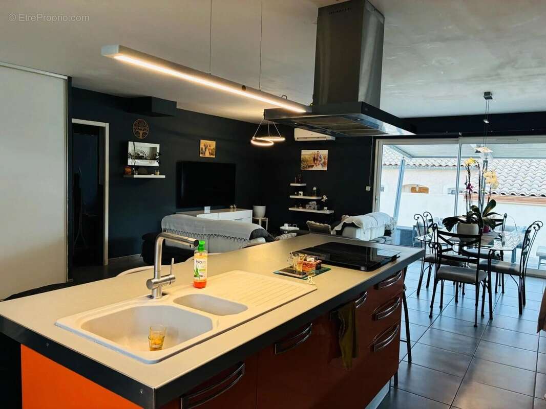 Maison à SAINT-CHAPTES