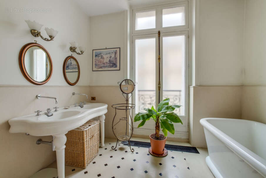 Appartement à PARIS-8E