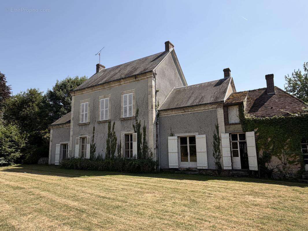 A moins de 2 heures de Paris, Ancien Presbytère de Coulonges-les-Sablons – Propriété de caractère sur un parc de 7 500 m² - photo 6