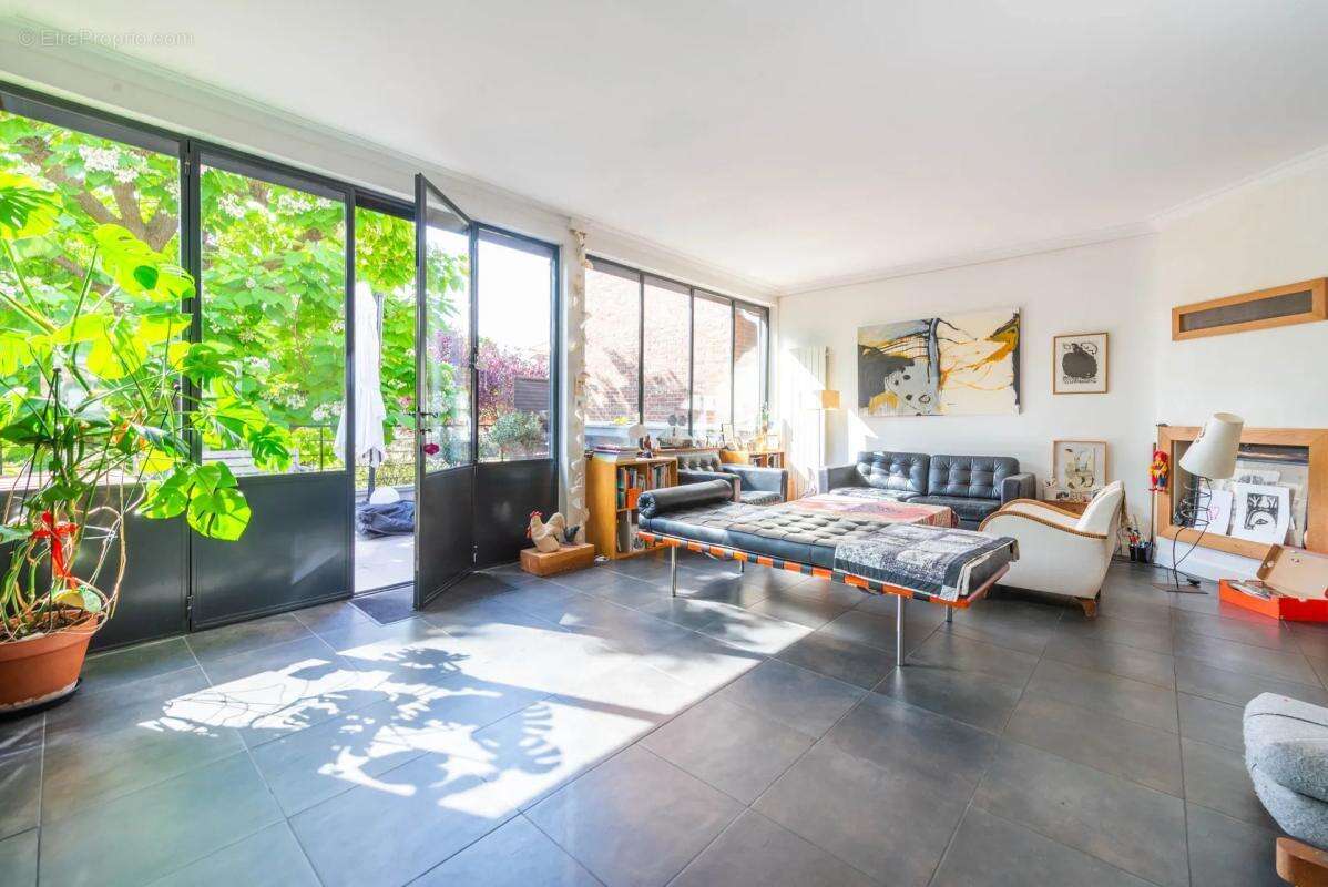 Maison de 234m² au sol à Nanterre Ville - photo 2
