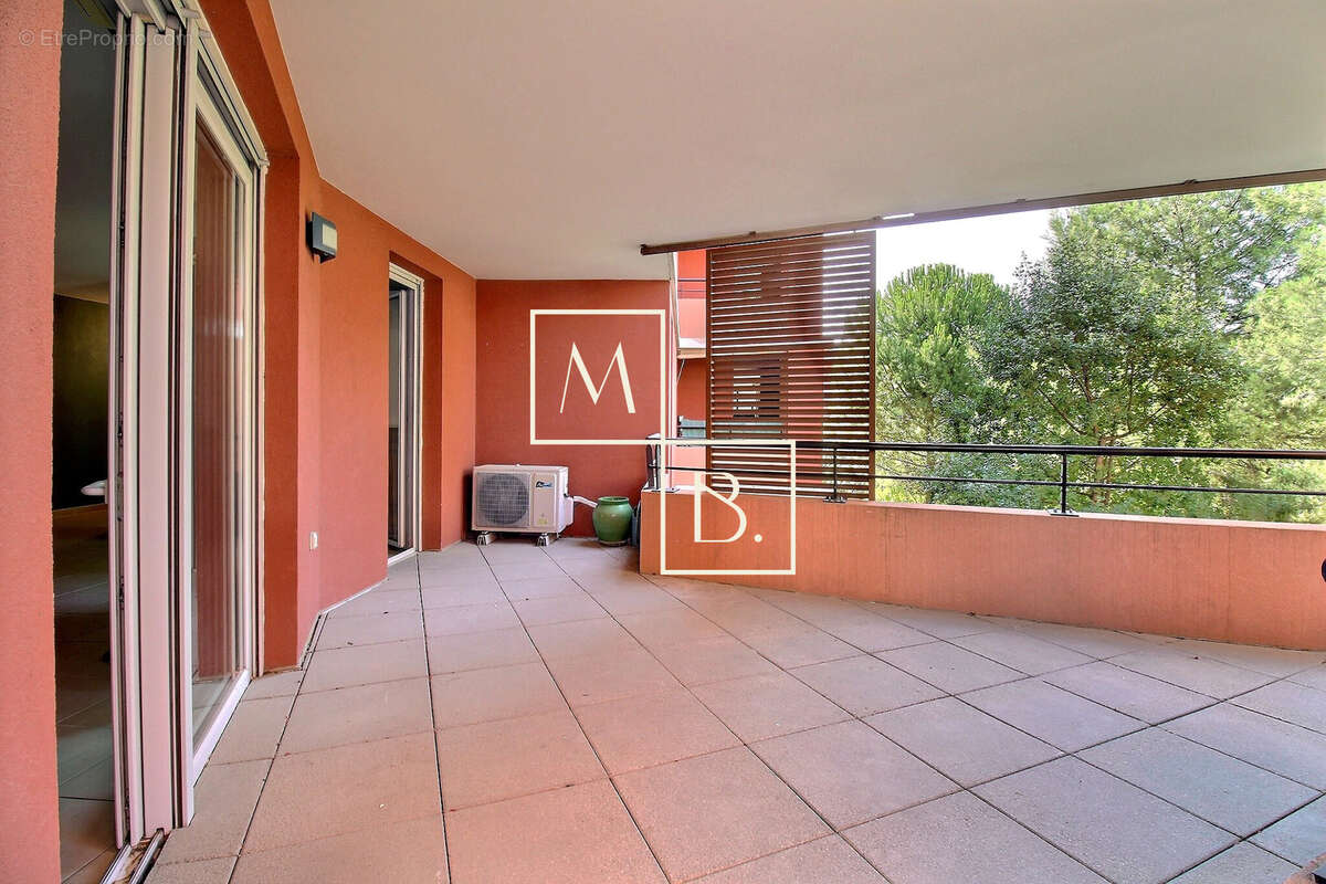 À vendre, Croix d'Argent, T4 de 101,46 m2 loi carrez avec 3 chambres, terrasse, loggia, garage et parking - photo 9