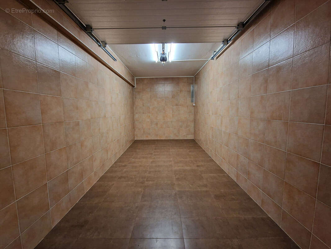 Parking à BELLEGARDE-SUR-VALSERINE